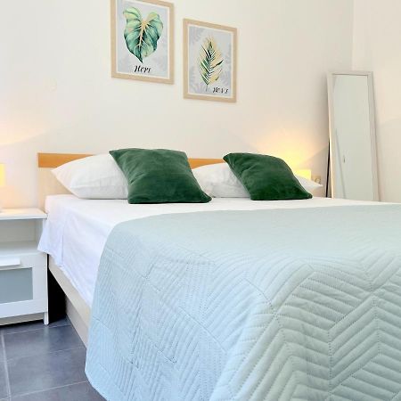 Rab City Apartment Greeny Раб Экстерьер фото