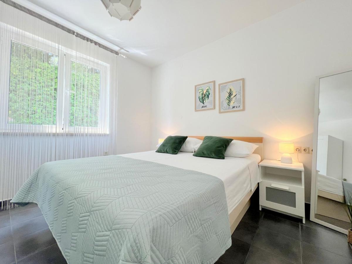 Rab City Apartment Greeny Раб Экстерьер фото